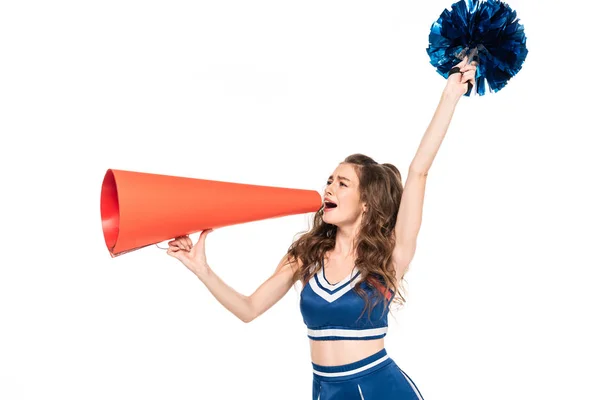 Pom-pom girl en uniforme bleu avec pompon en utilisant haut-parleur orange isolé sur blanc — Photo de stock