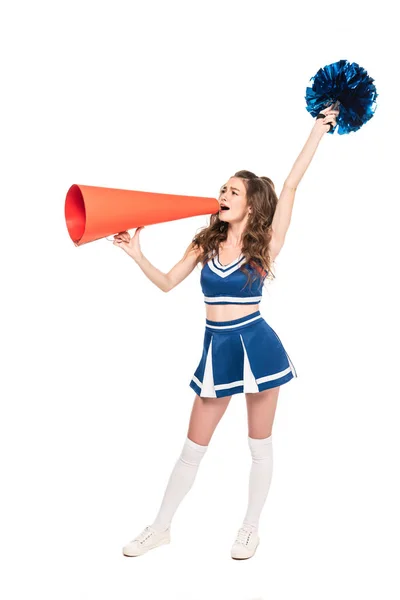 Vue pleine longueur de pom-pom girl en uniforme bleu avec pompon à l'aide de mégaphone orange isolé sur blanc — Photo de stock