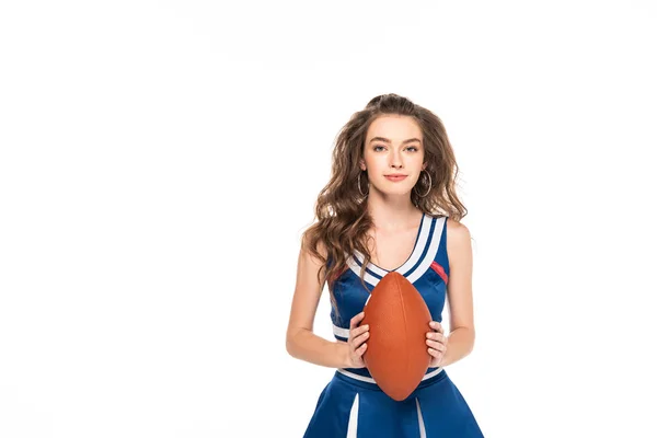 Cheerleader-Mädchen in blauer Uniform hält Rugby-Ball isoliert auf weiß — Stockfoto