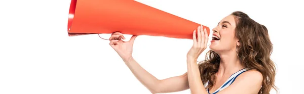 Menina cheerleader feliz em uniforme azul com pompom usando megafone laranja isolado em branco, tiro panorâmico — Fotografia de Stock