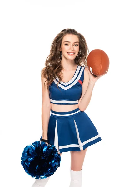 Sexy glücklich Cheerleader Mädchen in blauer Uniform hält Rugby-Ball und Bommel isoliert auf weiß — Stockfoto