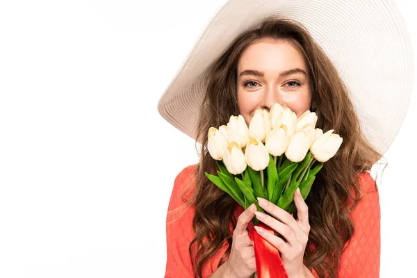 Mujer elegante feliz en sombrero y vestido con tulipanes ramo aislado en blanco - foto de stock