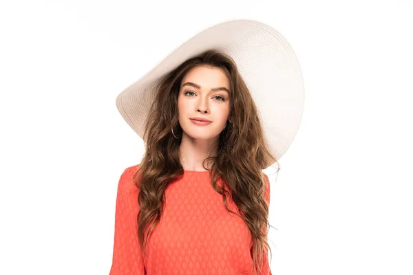 Sonriente mujer elegante en sombrero y vestido mirando a la cámara aislada en blanco - foto de stock