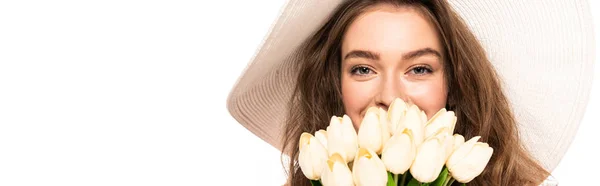 Счастливая женщина в шляпе с тюльпанами изолированы на белом, панорамный снимок — стоковое фото