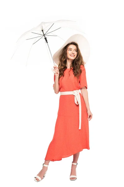 Vista completa de la mujer elegante sonriente en sombrero y vestido con paraguas transparente aislado en blanco - foto de stock
