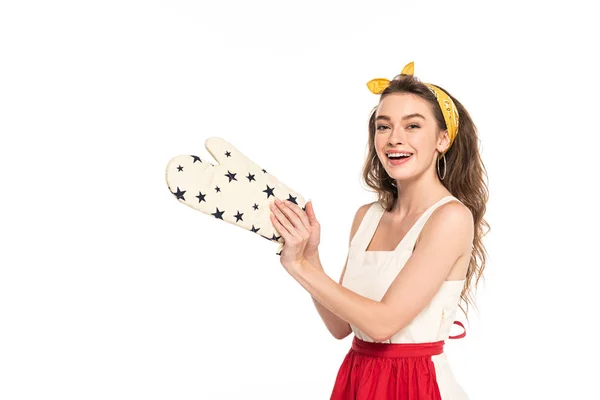 Молодая счастливая домохозяйка в платье и фартуке держа варежку в духовке изолированы на белом — стоковое фото