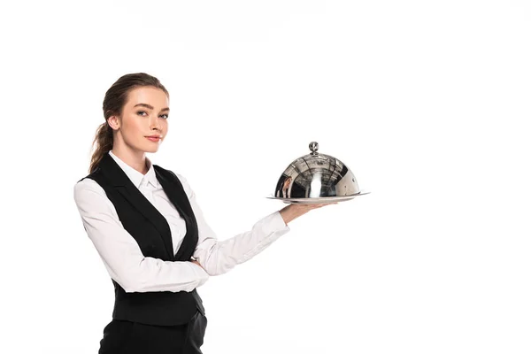 Junge Kellnerin in formeller Kleidung hält Schüssel auf Teller isoliert auf weiß — Stockfoto