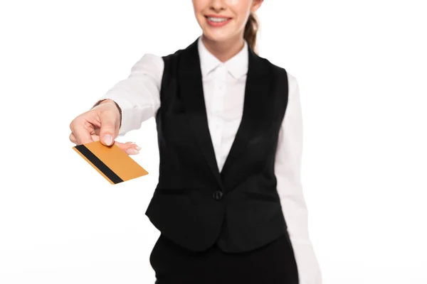 Vista recortada de la joven camarera feliz con tarjeta de crédito aislada en blanco - foto de stock