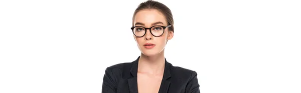 Junge erfolgreiche Geschäftsfrau in schwarzem Anzug und Brille isoliert auf weißer, panoramischer Aufnahme — Stockfoto