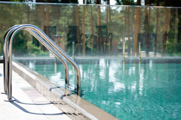 Piscine transparente avec balustrades en station pendant la journée — Photo de stock