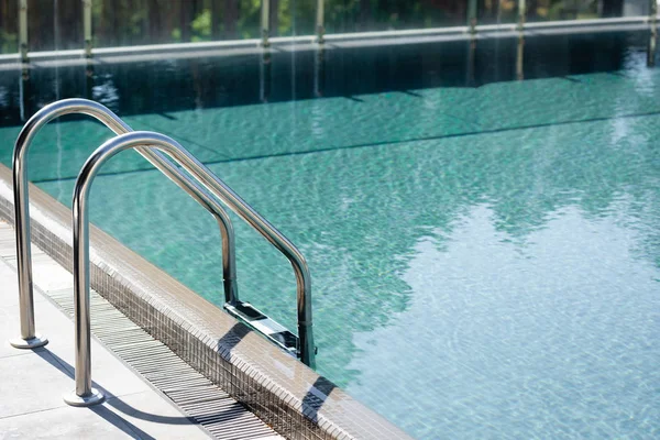 Piscine transparente avec balustrades en station pendant la journée — Photo de stock