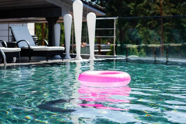 Rosa aufblasbare Ring in Schwimmbad auf Resort tagsüber — Stockfoto