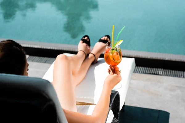 Vue dégagée de la femme près de la piscine avec cocktail au resort — Photo de stock