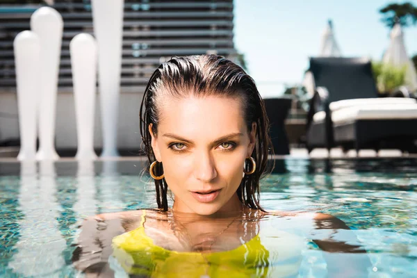 Schöne sexy Frau blickt in Kamera im Schwimmbad auf Resort — Stockfoto