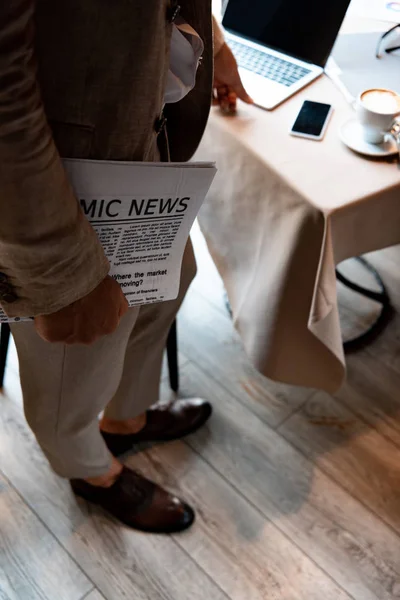 Обрізаний вид бізнесмена, що тримає газету в кафе — стокове фото