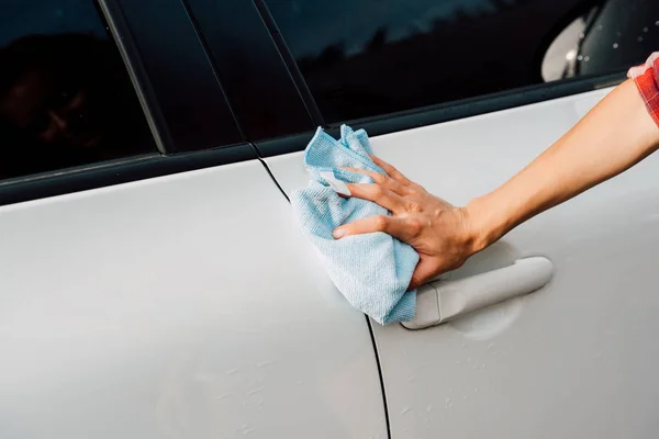 Ausgeschnittene Ansicht einer jungen Frau, die weißes Auto poliert — Stockfoto