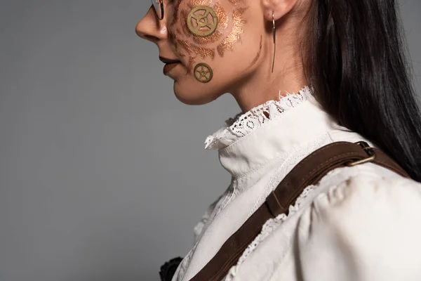 Seitenansicht von Steampunk-Mädchen in weißer Bluse mit Make-up isoliert auf grau — Stockfoto