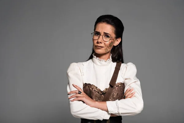 Enttäuschte Steampunk-Frau mit Brille blickt isoliert auf graue Kamera — Stockfoto