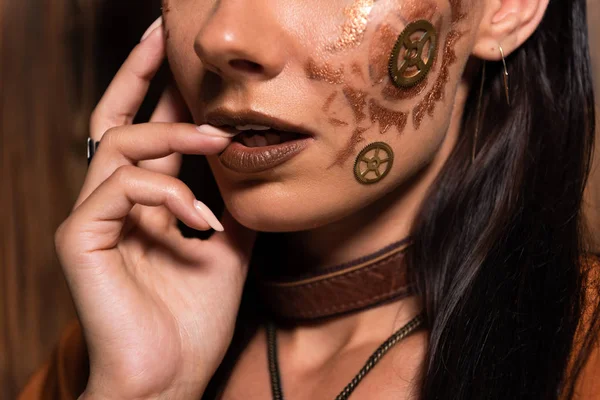 Ausgeschnittene Ansicht einer Frau mit Steampunk-Make-up auf braun — Stockfoto