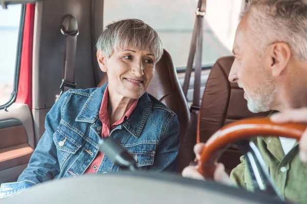 Couple de personnes âgées se regardant tout en étant assis en voiture — Photo de stock