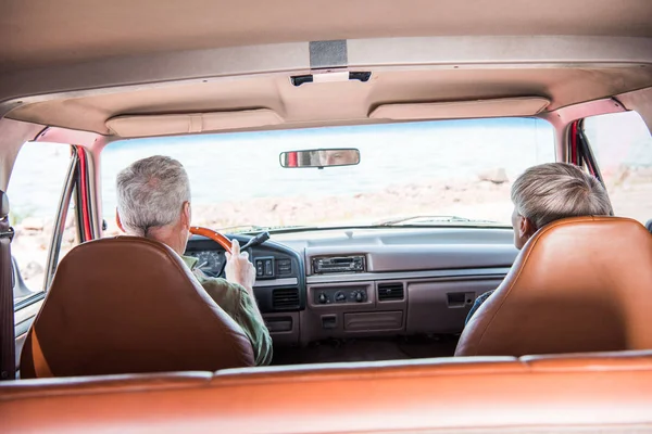 Visão traseira do casal sênior com cabelos grisalhos no carro — Fotografia de Stock