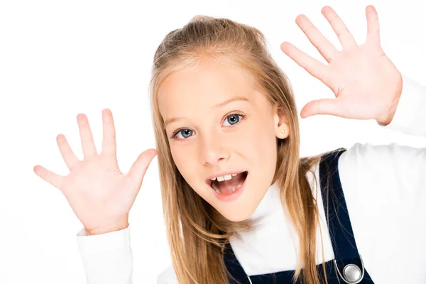 Жизнерадостная школьница, показывающая пятнистые руки мелом, глядя на камеру, изолированную на белом — стоковое фото