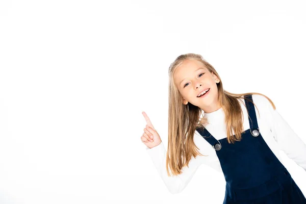 Niedliches, lächelndes Schulmädchen zeigt Ideenschild, während es isoliert auf weiß in die Kamera schaut — Stockfoto