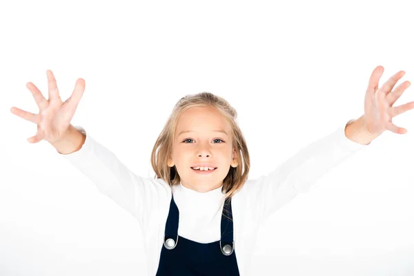 Fröhliches Schulmädchen, das kreidebefleckte Hände zeigt, während es isoliert auf weiß in die Kamera lächelt — Stockfoto