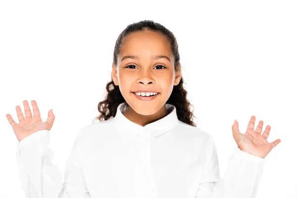 Joyeuse écolière afro-américaine gestuelle et souriante à la caméra isolée sur blanc — Photo de stock