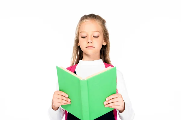 Niedliches, aufmerksames Schulmädchen liest Buch isoliert auf weiß — Stockfoto