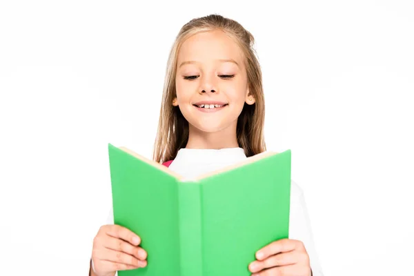 Allegra studentessa sorridente durante la lettura del libro isolato su bianco — Foto stock