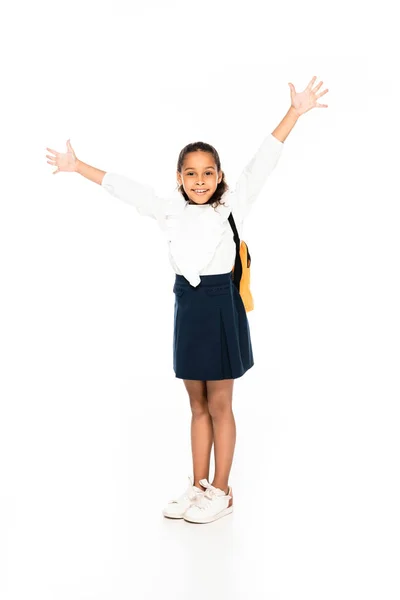 Piena vista lunghezza di allegra studentessa afro-americana gesticolando con le mani sollevate su sfondo bianco — Foto stock