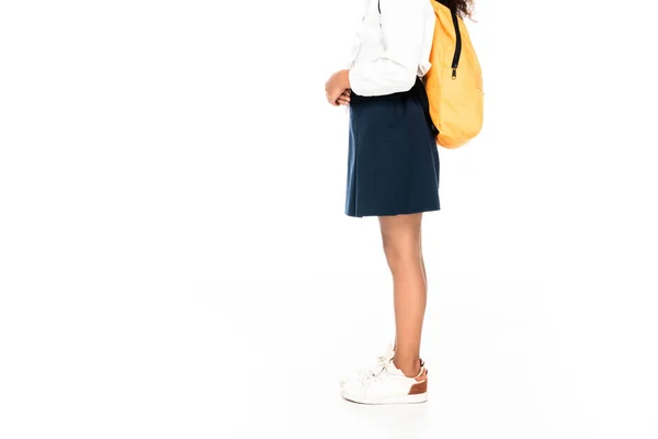 Vista recortada de colegiala afroamericana con mochila amarilla aislada en blanco - foto de stock
