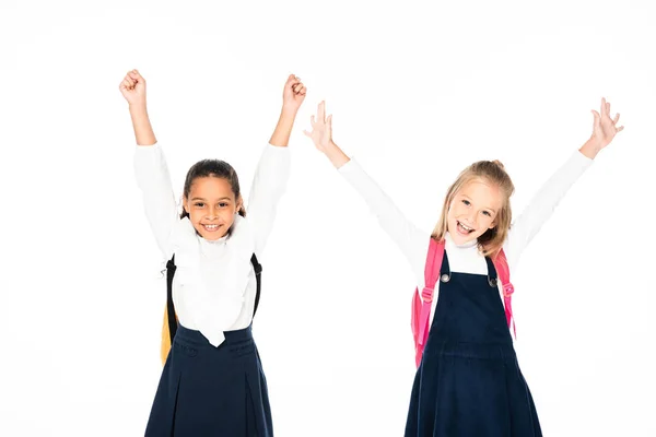 Deux écolières multiculturelles heureuses montrant des gestes oui isolés sur blanc — Photo de stock
