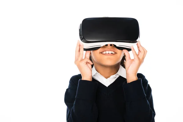 Souriant afro-américaine écolière à l'aide de réalité virtuelle casque isolé sur blanc — Photo de stock