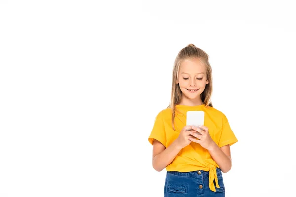 Criança adorável sorrindo enquanto usa smartphone isolado no branco — Fotografia de Stock