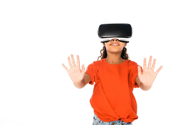 Niño americano africano alegre usando auriculares de realidad virtual aislados en blanco - foto de stock