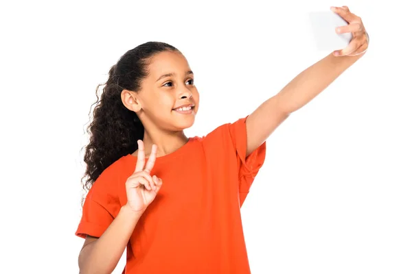 Criança americana africana alegre mostrando sinal de vitória ao tomar selfie isolado no branco — Fotografia de Stock