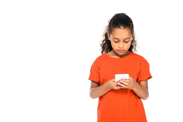 Aufmerksame afrikanisch-amerikanische Kind mit Smartphone isoliert auf weiß mit Kopierraum — Stockfoto