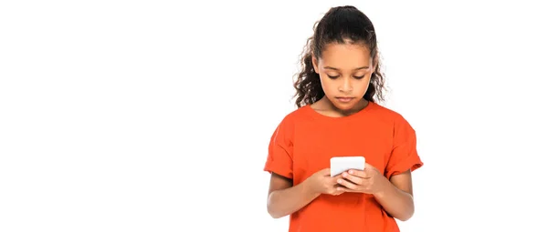 Colpo panoramico di concentrato bambino afroamericano utilizzando smartphone isolato su bianco — Foto stock