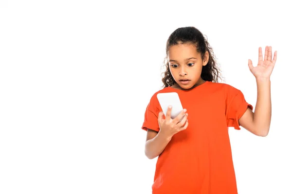 Choqué enfant afro-américain gestuelle tout en utilisant smartphone isolé sur blanc — Photo de stock
