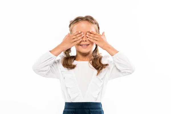 Niño feliz cubriendo los ojos con las manos aisladas en blanco - foto de stock