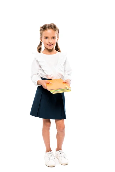 Allegro bambino tenendo libri mentre in piedi isolato su bianco — Foto stock