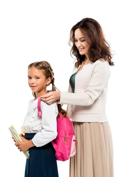 Madre positiva tocando mochila de hija aislada en blanco - foto de stock