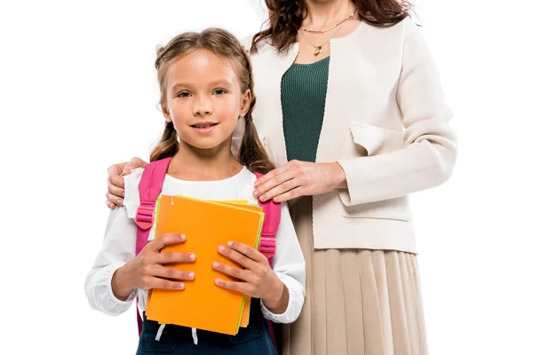 Abgeschnittene Ansicht von Mutter berührt Schultern glückliche Tochter isoliert auf weiß — Stockfoto