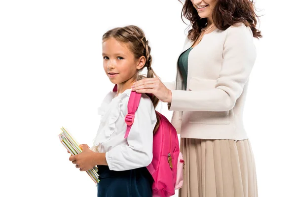 Vue recadrée de la mère souriante touchant les épaules fille heureuse isolé sur blanc — Photo de stock