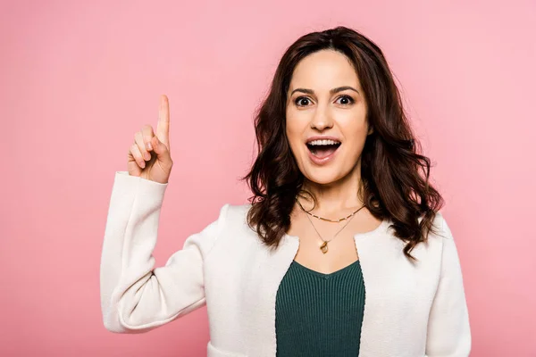 Mujer emocionada teniendo idea y gesto aislado en rosa - foto de stock