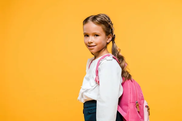 Bambino felice con zaino rosa sorridente isolato su arancione — Foto stock