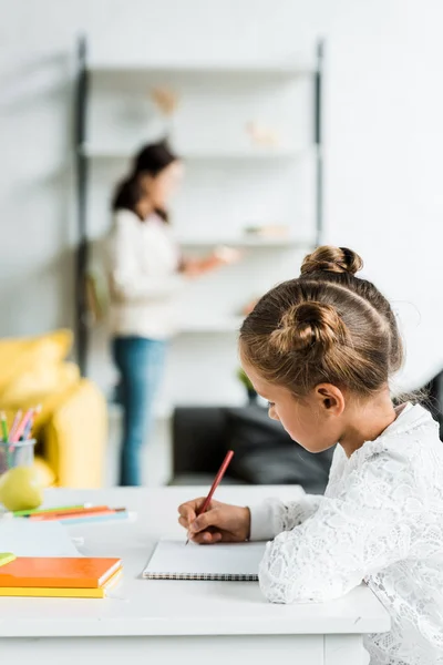 Selective focus of cute kid drawing with color pencil — Stock Photo