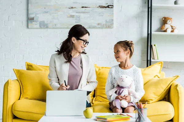 Glückliches Kind schaut Mutter zu Hause mit Brille an — Stockfoto